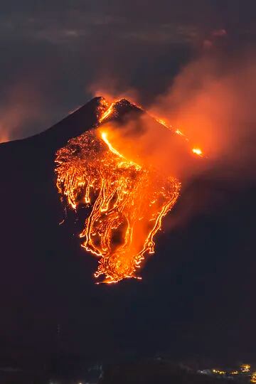 Etna: impactantes imágenes del volcán en plena erupción