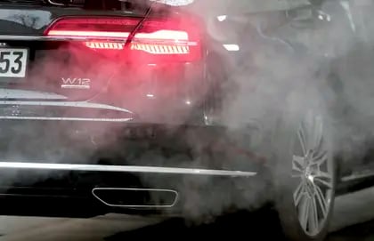 El humo es una de los indicios de que el auto está fallando