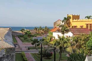 El mar y la muralla rodeando Cartagena.