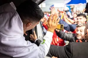 Suárez llegó en el avión de Messi y una multitud lo acompañó en caravana para su presentación