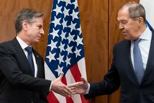 El secretario de Estado, Antony Blinken, a la izquierda, con el ministro de Relaciones Exteriores de Rusia, Sergey Lavrov, antes de su reunión, el viernes 21 de enero de 2022, en Ginebra, Suiza.