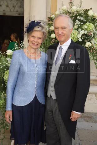 La tía de la novia, María Astrid de Luxemburgo, posa con su marido, el archiduque Carlos Christian de Austria.