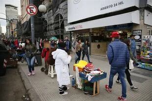 En hora pico, unos 50 vendedores informales ofrecen productos en los 400 metros de frente de las terminales ferroviarias