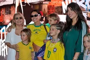El particular look “futbolero” de Wanda Nara y su familia en la presentación de su nueva canción