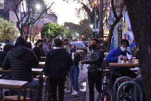 Bares con mesas a la calle, en el barrio de Palermo