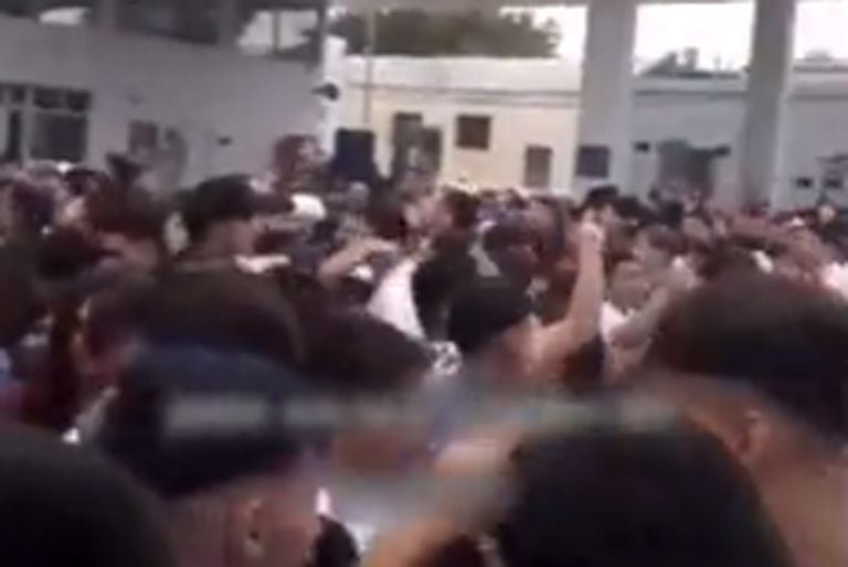 Decenas de jóvenes se juntaron en una estación de servicio para bailar