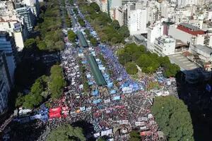 Una masiva marcha de piqueteros oficialistas y opositores en el centro aumentó la presión sobre Tolosa Paz