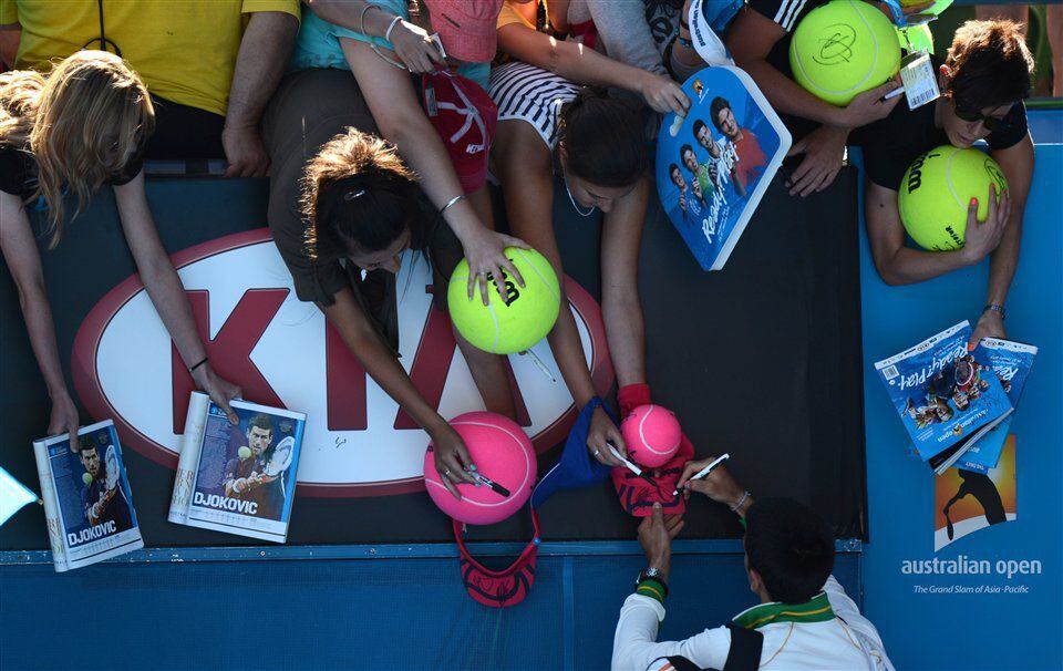 Todo vale para que los chicos consigan un autógrafo con Novak Djokovic