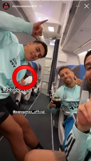 Así descansaba Messi en un asiento trasero del avión