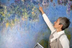 Ruth Hoppe, la curadora de arte contemporáneo en el Gemeentemuseum de La Haya, notó que una pintura de glicinias de Monet había sido retocada en algunas partes