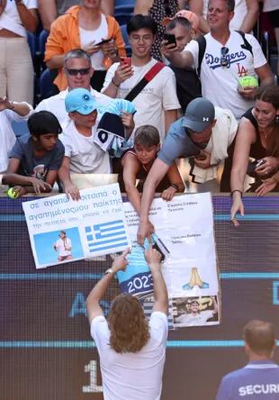 Todos quieren la firma de Stefanos Tsitsipas, el hombre que revolucionó el tenis en Grecia