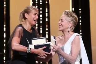 La directora francesa Julia Ducournau recibe la Palma de Oro por el film Titane, de manos de la actriz Sharon Stone
