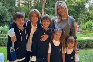 Wanda Nara junto a sus cinco hijos: Valentino, Benedicto y Constantino -de su matrimonio con Maxi López- y Francesca e Isabella, las nenas que tuvo con Mauro Icardi (Foto: Instagram/@wanda_icardi)