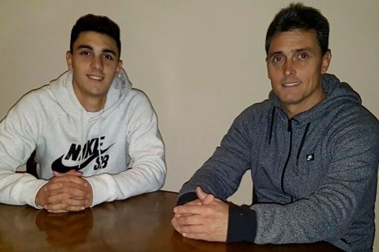 Joel Soñora, enganche de Talleres de Córdoba, con su papá Diego Chiche Soñora, identificado como lateral derecho de Boca