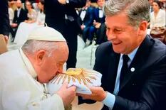 El papa Francisco besó y bendijo la bandera del Museo Malvinas