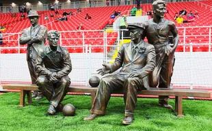 Nikolai, Aleksandr, Andrey y Pyotr, los hermanos Starostin, en un monumento del estadio del Spartak de Moscú
