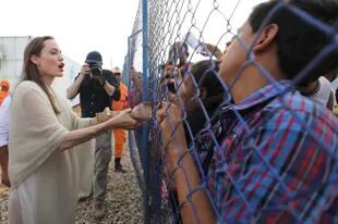 La enviada especial de la ACNUR, Angelina Jolie, se reúne con migrantes venezolanos en un campamento administrado por la ONU en Maicao, Colombia, en la frontera con Venezuela, el 8 de junio de 2019. Jolie dijo al semanario alemán Welt am Sonntag, el domingo 5 de septiembre de 2021, que le preocupa la situación de las mujeres y niñas en Afganistán. (Foto AP/Fernando Vergara, Archivo)