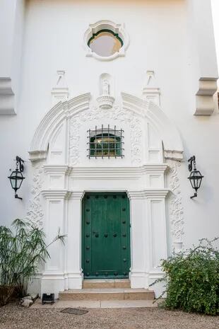 La construcción es casi idéntica al hoy Museo de Arte Español Enrique Larreta de Belgrano, su residencia en Buenos Aires.
