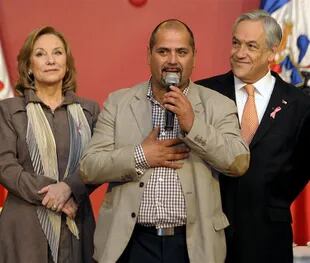 El minero Mario Sepúlveda, junto a Sebastián Piñera y su esposa, Cecilia Morel