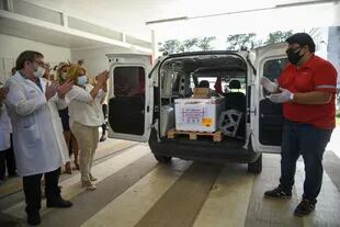 El personal de salud recibe con aplausos el primer cargamento de vacunas en el hospital Eva Perón de Granadero Baigorria