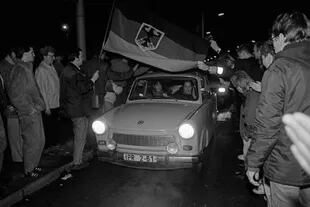 Al cruzar el Muro de Berlín, los ciudadanos de Alemania oriental eran recibidos por una multitud en Berlín occidental