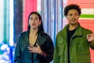 Dua Lipa con Trevor Noah, una de las celebridades con quien se la vinculó en los últimos meses