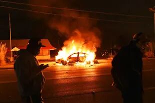 Un patrullero fue incendiado durante las protestas en Ferguson, en EE.UU.