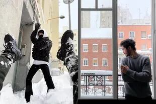 Los actores jugaron como niños con la nieve en la capital española