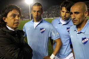 A Tabárez, con cariño: Estrellas del futbol de Uruguay se despiden del  'Maestro