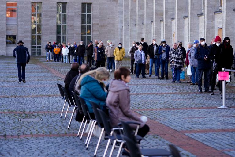 Personas esperan en fila para vacunarse contra el COVID-19 en Berlín, Alemania, el miércoles 3 de noviembre de 2021. (AP Foto/Markus Schreiber)