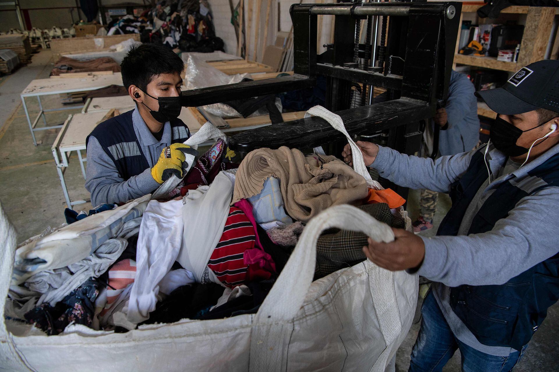 Los trabajadores clasifican la ropa para su reciclado