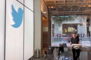 Elon Musk visitó las oficinas de Twitter en San Francisco con un lavabo