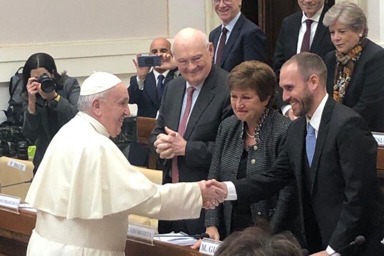 Ciudad del Vaticano: El papa Francisco, en un encuentro organizado en Roma por la Pontificia Academia de Ciencias Sociales del Vaticano saluda al ministro de economía Martín Guzmán y a Kristalina Georgieva; fue en febrero de 2020