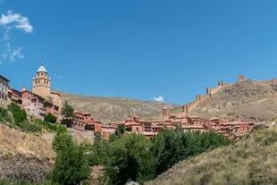 Albarracín, en España, conserva un muro de contención de tiempos medievales y está rodeada de rocas y acantilados de arenisca roja