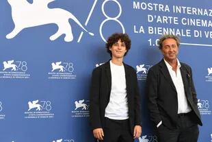 Filippo Scotti (izq.) fue muy aplaudido en la función para prensa de la película, en la que interpreta al alterego del director Paolo Sorrentino