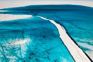 El agua de deshielo estival se acumula en un lago sobre la superficie de la capa de hielo de Groenlandia