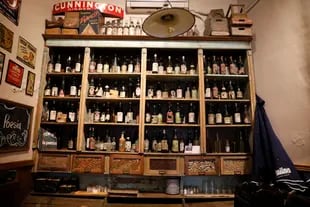 La colección de botellas, uno de los patrimonios del café y bar La Poesía, de San Telmo