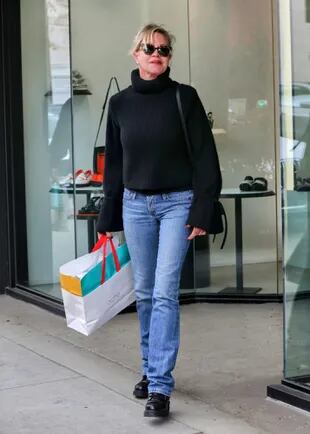 Con un look casual de suéter negro con mangas anchas y pantalones de jean, Melanie Griffith fue de compras en Beverly Hills