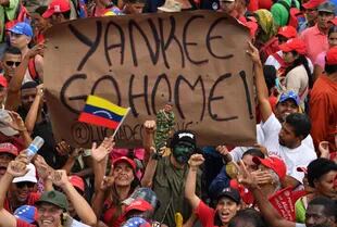 Las dos marchas de Venezuela: Guaidó anunció ayuda humanitaria y Maduro ordenó un fuerte entrenamiento militar