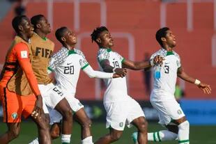 Los jugadores de Nigeria celebran la clasificación a octavos de final luego de derrotar 2 a 0 a Italia