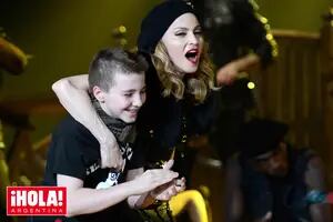 Tiene 23 años: así está hoy el hijo de Madonna, quien posó por primera vez en público con su novia española