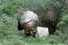 Vandalizaron y enterraron en un pozo a un busto de Néstor Kirchner