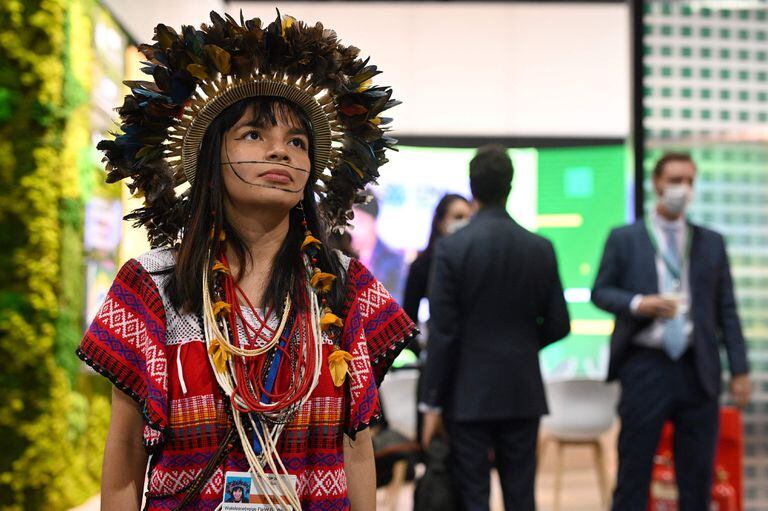 Walelasoetxeige Paiter Bandeira Surui, una activista indígena del pueblo Paiter Surui del estado de Rondonia, Brasil, posa para una fotografía al margen de la Conferencia de las Naciones Unidas sobre el Cambio Climático COP26 en Glasgow