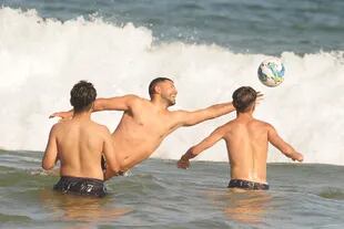 Kun, Benja y sus amigos se divirtieron largo rato jugando en el mar. Siempre la pelota como protagonista. 