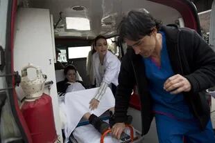 El "Toro" Farías y la Dra. Marcela Ríos atienden un parto de urgencia