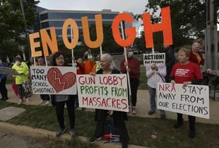 Defensores del control de armas celebran una vigilia frente a la sede de la Asociación Nacional del Rifle (NRA) tras el reciente tiroteo masivo en la Escuela Primaria Robb el 25 de mayo de 2022 en Fairfax, Virginia.