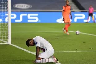Neymar sufrió por su mala puntería en el primer tiempo, pero celebró al final del juego