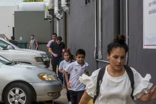 Los habitantes de Culiacán corren para refugiarse en medio del feroz tiroteo.