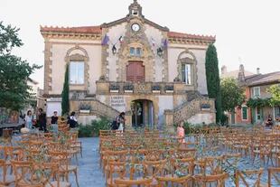 La boda se celebró el 27 de agosto en el ayuntamiento de la comuna de Charleval, en Bouches-du-Rhône.

