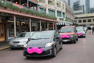 Los bigotes rosados de Lyft, una marca distintiva de los vehículos que forman parte de la plataforma móvil